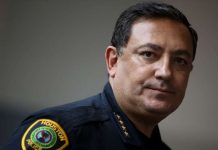 Policia Manda a callar al presidente