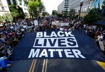 EEUU: Cientos manifestantes pacíficos caminan a poca distancia Casa Blanca Manifestantes sostienen un cartel gigante en la Plaza Black Lives Matter, cerca de la Casa Blanca, durante una protesta contra la desigualdad racial después de la muerte de George Floyd bajo custodia policial en Mineápolis, en Washington.