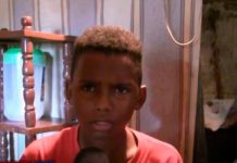 El adolescente que vive en la casa del árbol porque no tiene donde.
