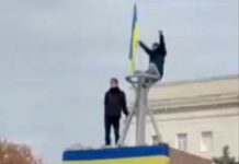 Rusos salen de Jersón; la bandera ucraniana ondea en los edificio