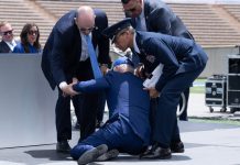Presidente Joe Biden se vuelve a caer, ahora en acto de graduación
