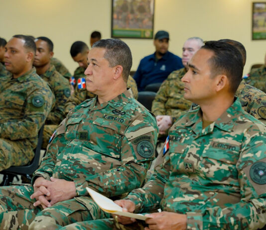 Oficiales de Ejército de la República Dominicana reciben el conversatorio El costo de una patria.