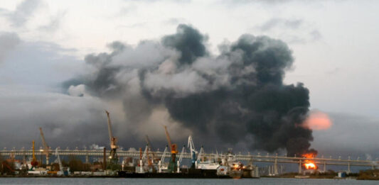 Ucrania lanza más de mil drones contra Rusia y provoca incendios en instalaciones petroleras de San Petersburgo